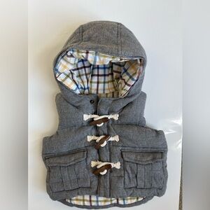 Baby Gap Gray puffer vest with snaps and wood pull buttons size 0-6 months